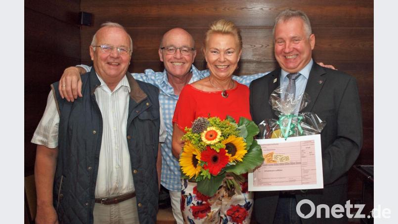Mit Blumen verabschieden Bürgermeister Markus Dollacker (rechts) und Zweiter Bürgermeister Karl Roppert (links) Hildegard Baker in den Ruhestand. Darüber freute sich auch deren Ehemann David (Zweiter von links). Bild: sön