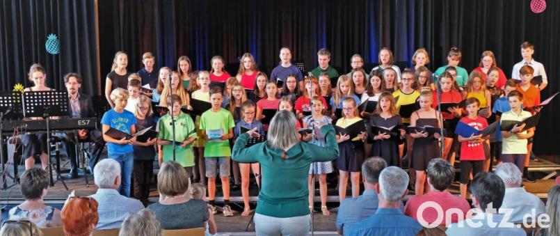 Michaela Lipperts Chor der Klassen 5 bis 7 singt das bekannte &quot;Chim Chim Cheree&quot; aus &quot;Mary Poppins&quot;. Bild: twi