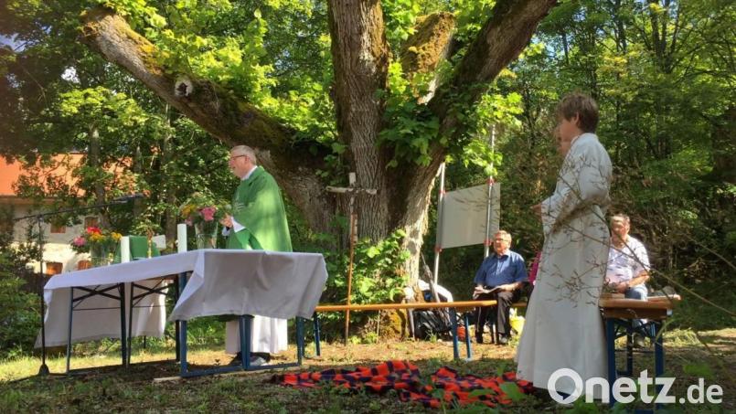 Pfarrer Clemens Mennicken beim Gottesdienst in Lutzmannstein. Bild: Unger, Heike