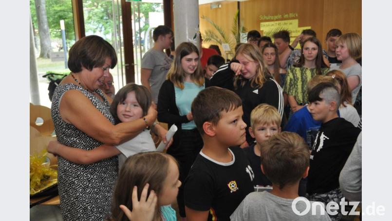 Noch einmal wollen die Mädchen und Buben von ihrer über alles geliebten Förderlehrerin Gerlinde Ertl in den Arm genommen werden. Sie lassen ihren Tränen freien Lauf. Bild: dob