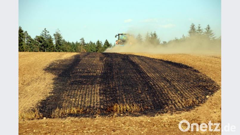 Landwirte helfen, ein brennendes Feld zwischen Altzirkendorf und Sommerau zu löschen. Bild: jma