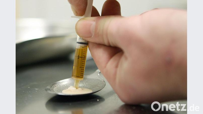 Ein Drogenkonsument zieht Heroin in eine Spritze. Foto: Boris Roessler/Archivbild Bild: Boris Roessler