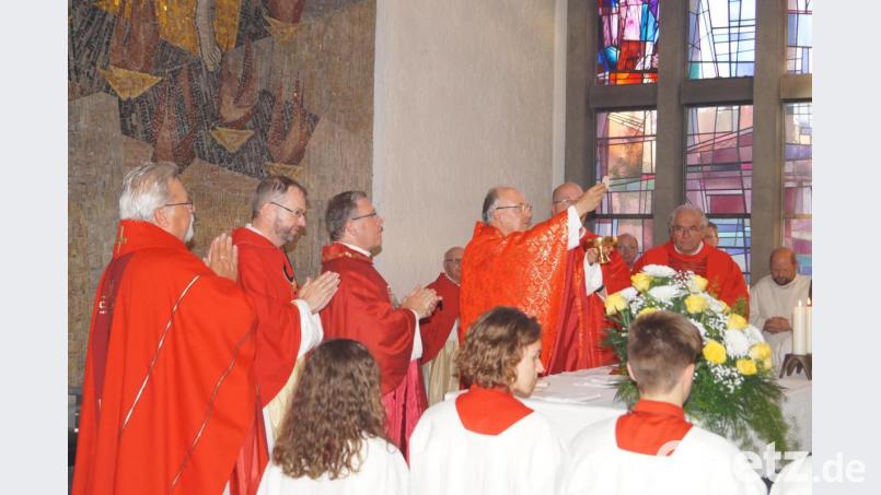 Der Bischof feiert mit den Priestern des Dekanats Weiden den Pontfikalgottesdienst in der Pfarrkirche. Bild: du