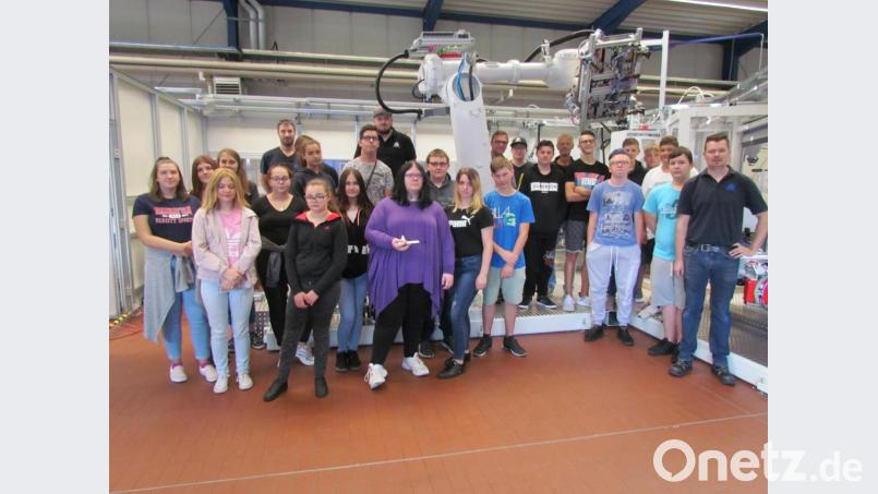 Die Schüler der Mittelschule Pressath mit stellen sich mit Christian Seemann (rechts) und Betriebsleiter Manfred Götz (Elfter von rechts) von der Firma Schleicher zu einem Erinnerungsfoto auf. Bild: is