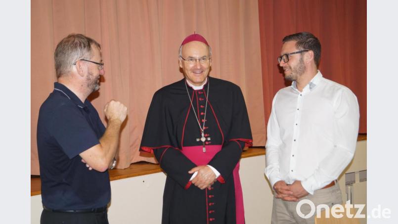 Zufriedene Gesichter bei Bischof Rudolf Voderholzer, Pfarrer Thomas Stohldreier (links) und Bürgermeister Ernst Lenk (rechts) nach einem arbeitsreichen, aber voll gelungenen Pastoralbesuch in Schirmitz. Bild: du