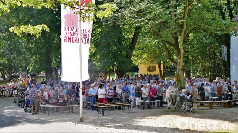 Viele Senioren ließen sich auch nicht von den hohen Temperaturen abhalten, ihren Gottesdienst auf dem Annaberg zu besuchen. Bild: wbe