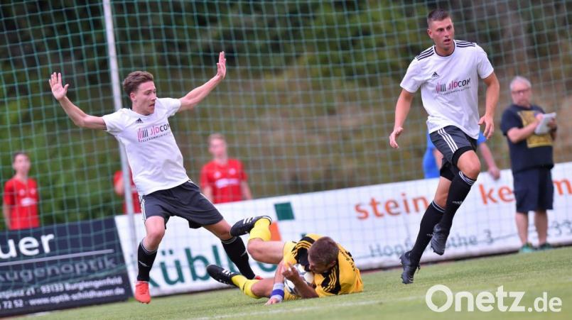 Das war die Situation vor dem zweiten (umstrittenen) Strafstoß für den ASV Burglengenfeld: SV-Defensivspieler Christopher Fleischmann (links) ging ungeschickt zu Werke, ASV-Stürmer Matthias Gröger ließ sich gekonnt fallen; rechts der Grafenwöhrer Dominik Sandner.. Bild: A. Schwarzmeier