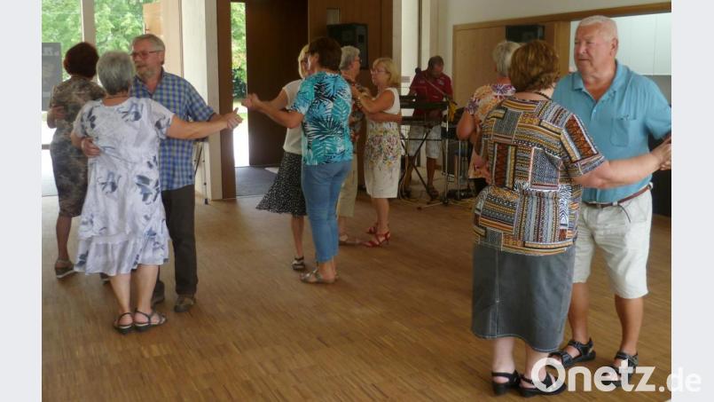 Zu alten Melodien von Alleinunterhalter Reinhold Dobler wurde beim Sommerfest der Senioren fleißig das Tanzbein geschwungen . Bild: mab