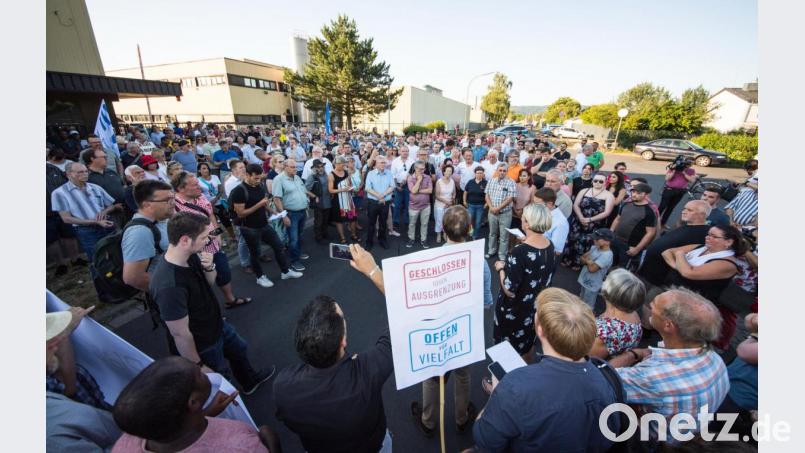 Demonstranten nehmen an der Mahnwache &quot;Kein Platz für Rassismus&quot; in Wächtersbach teil. Bild: Andreas Arnold/dpa