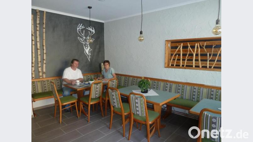 Monika und Herrmann Deyerl frühstücken in ihrem gemütlichen Wirtsstüberl. Etwa 35 Personen finden hier Platz. Bild: Portner
