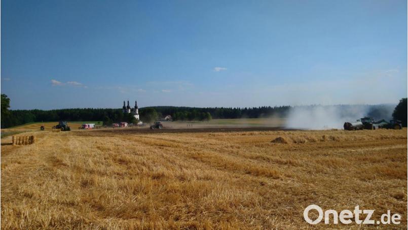 Feuerwehr und Landwirte löschten gemeinsam den Feldbrand. Bild: Siegfried Rosner/exb