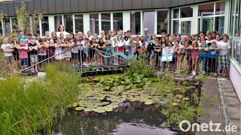 26 Jahnschüler schafften das Seepferdchen, 41 Mal wurde das Schwimmabzeichen in Bronze und fünf Mal in Silber erreicht. Schulleiterin Andrea Dechant (links) und Konrektorin Sabine Lubich (rechts) waren stolz auf die echten Könner im Nass. Bild: wbe