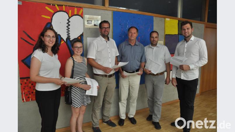 Gerade noch rechtzeitig vor Beginn der Sommerferien haben die JU-Vertreter mit Maximilian Kallmeier (rechts) Paula Herrmann und Jana Strigl (von links) den Vertretern der Schulen die freien Lehrstellen für das Jahr 2020 übergeben. Seit 15 Jahren bringen die JU-Vertreter Auszubildende und Firmen zusammen. Bild: dob