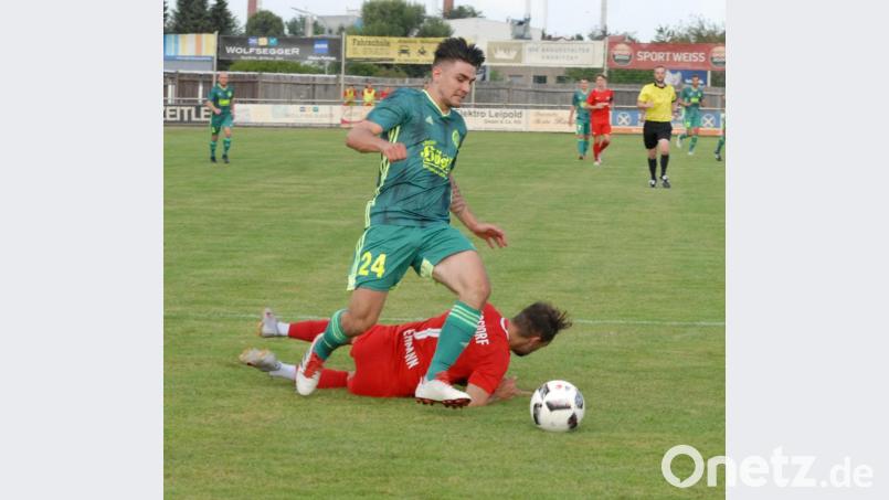In dieser Szene erwischte es Maximilian Christl (grünes Trikot): Der Neuzugang des SV Mitterteich schied beim 6:2-Heimsieg gegen Baiersdorf mit Verdacht auf Muskelbündelriss aus. Bild: gb