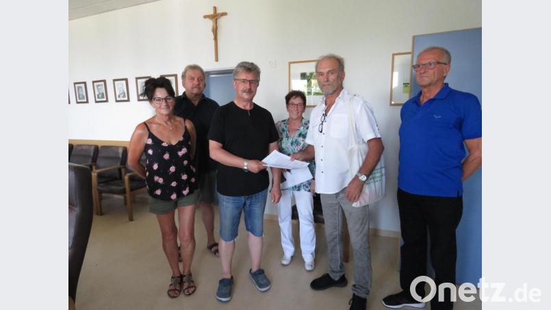 Stefanie Höcht, Alfred Wurm, Anni Koller, Alfons Höcht und Ludwig Bächer (von links) übergaben Bürgermeister Wolfgang Braun (Dritter von links) 369 Unterschriften von Bürgern aus Fuchsmühl, die sich einer Bürgerinitiative angeschlossen haben. Sie protestieren gegen einen ihrer Meinung nach für Mensch und Tier gefährlichen Mobilfunkmast. Bild: ubb