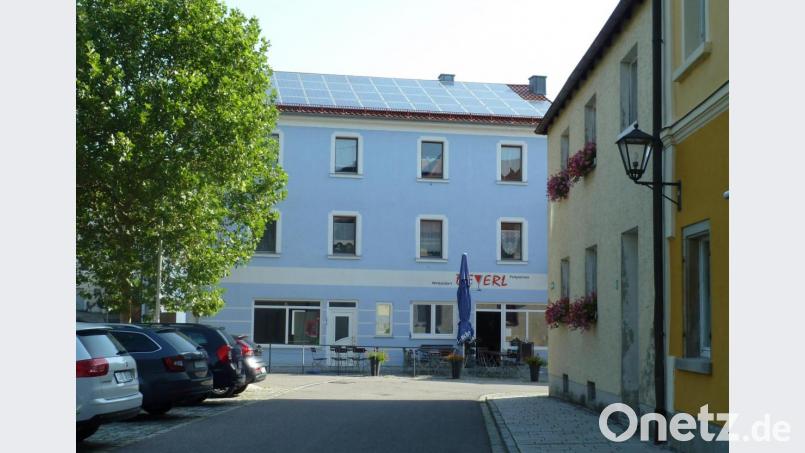 Das Erdgeschoss im Deyerl-Haus am Marktplatz 24 teilen sich künftig die NT-Redaktion (links) und das Wirtsstüberl mit Freisitz (rechts). Bild: Portner