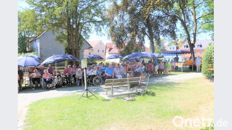 Das Sommerfest findet großen Anklang bei den Senioren. Trotz der großen Hitze versammeln sie sich zur Andacht. Bild: tu