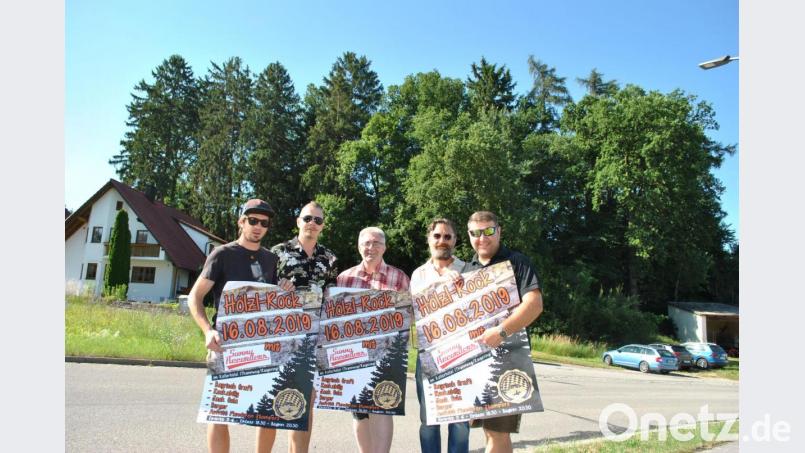 Schon bei der Plakatvorstellung waren die Akteure von der Location begeistert. Von links: Christian Strobl (D´Racheringer Projektleiter Hölzl-Rock), Jörg Hinterberger (Sunny Recorders), Thomas Graml (1. Vorsitzender D´Racheringer), Ralf Regner (Sunny Recorders), Daniel Müller (2. Vorsitzender D´Racheringer). Bild: Stefan Kammermeier/exb