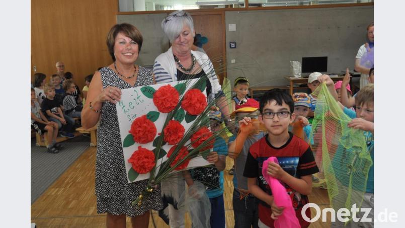 Von den SVE-Kindern und Leiterin Inge Meyer (rechts) kamen Blumen zum Abschied für Förderlehrerin Gerlinde Ertl (links). Bild: dob