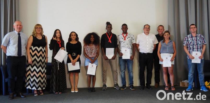 Die erfolgreichsten Absolventen der Integrationsklassen an der Europaberufsschule Weiden zusammen mit ihren Lehrern. Bild: Bühner