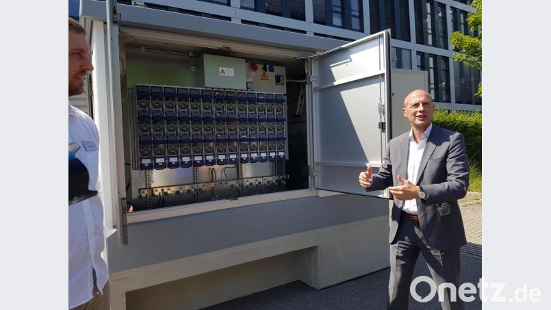 Bayernwerk-Technikvorstand Egon Westphal vor einer intelligenten Ortsnetzstation. 6000 dieser tonnenschweren Kolosse werden in den nächsten Jahren ins Bayernwerk-Netz eingebaut. Bild: gib