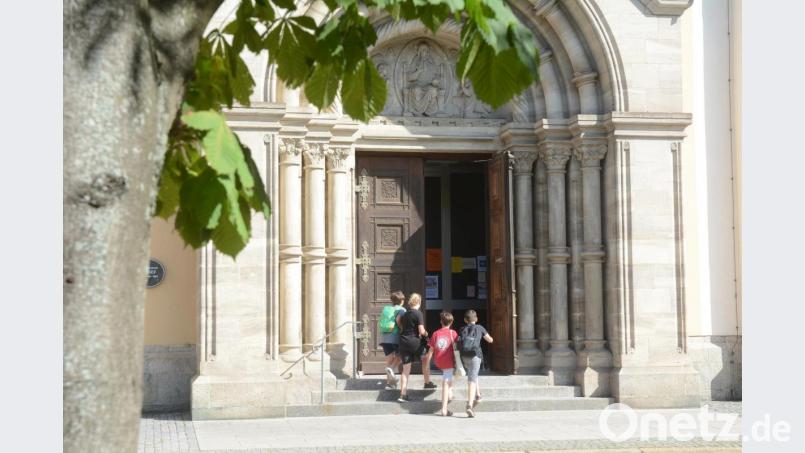 Das Augustinus-Gymnasium Weiden stellt es seinen Schülern in einer neuen Regelung frei, die Gottesdienste an Anfang und Ende eines Schuljahres zu besuchen. Bild: Gabi Schönberger