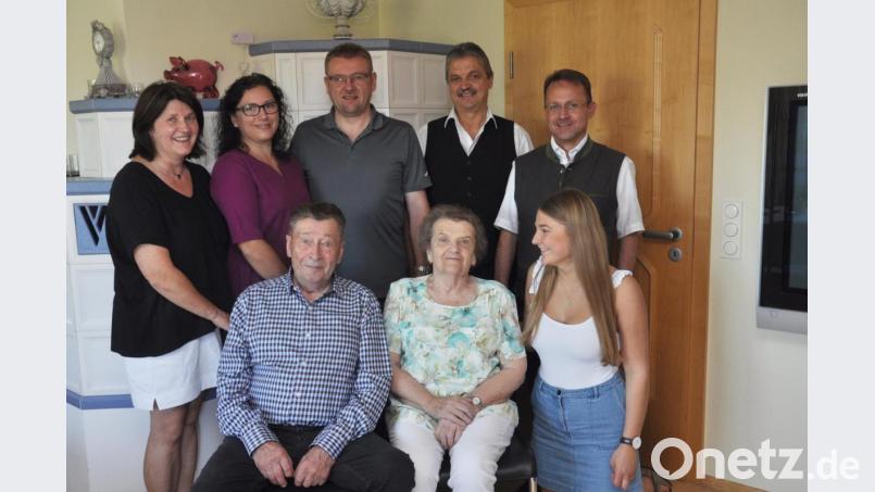 Johann Meller (vorne, links) feierte am Mittwoch 85. Geburtstag. Er durfte viele Hände schütteln. Tochter Maria, Schwiegertochter Michaela und Sohn Hans (von links) richteten ihren Vater und Schwiegerpapa eine schöne Feier aus, die mit einem Weißwurstfrühschoppen begann. Bild: dob