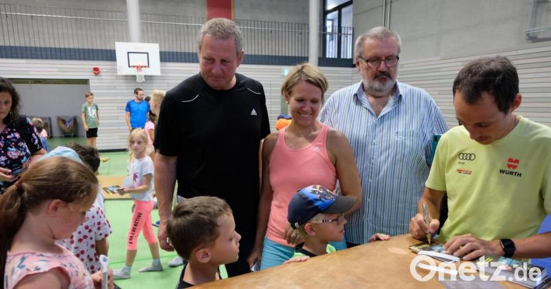 Olympiasieger Eric Frenzel (rechts) gibt in der Flosser Grund- und Mittelschule eine Autogrammstunde. Von links: Martin Schaller, Susi Aures-Kreutzmeier sowie Rektor Gerhard Steiner. Bild: le