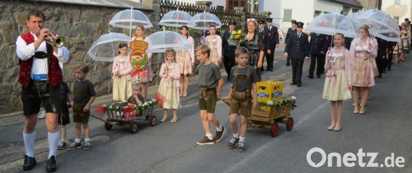 Die Feuerwehr Fronhof mit ihren hübschen Festdamen, Festmädchen und -buben, ist für das 125-jährige Gründungsjubiläum am ersten Augustwochenende bestens gerüstet. Bild: Köppl