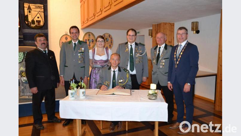 Bei den Schützen des SV Gebhardsreuth-Grub-Isgier herrscht Freude über den Aufstieg in die Bezirksoberliga. Dem Aufsteiger-Team mit Andreas Kappl, Nicole Wittmann, Fabian Putzer und Stefan Brandmiller (von links) gratulieren Bürgermeister Herrmann Ach und Ehrensportleiter Reinhold Baier (von rechts) sowie 3. Gauschützenmeister Josef Bäumler (links). Bild: gi