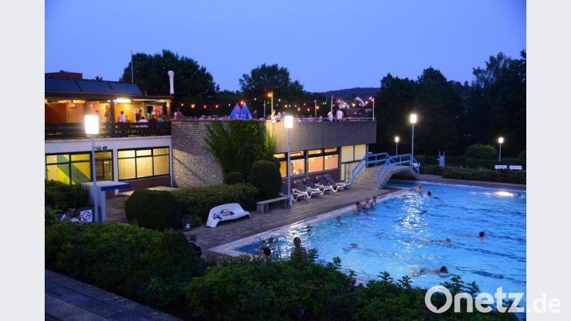 Das Flutlichtschwimmen in Pleystein nutzen etliche Schwimmer spät am Abend für eine Abkühlung. Bild: bey