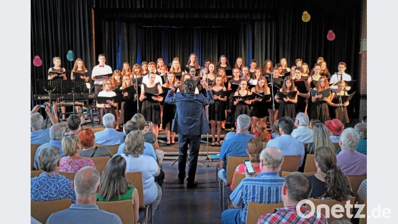 Sefan Schindlers Gemischter Chor interpretiert das Medley &quot;Mary Popper Returns&quot;. Bild: twi