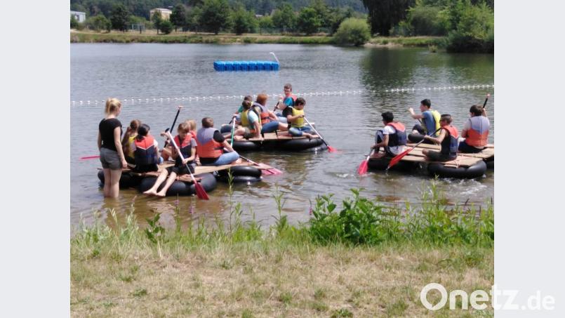 Geschafft: Die Schüler der offenen Ganztagsschule können ihre Flöße endlich zu Wasser lassen. Bild: nn