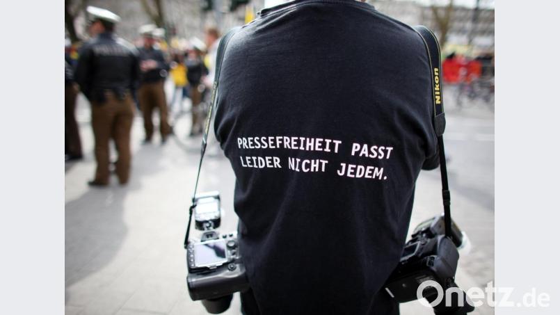 Ein Fotograf trägt am Rande einer Demonstration ein Shirt mit einem Slogan für die Pressefreiheit. Symbolbild: Oliver Berg/dpa