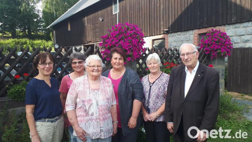 Im Bild die Jubilarin (Dritte von links), dahinter Tochter Birgit Übelacker und links Christa Schafleitner sowie Pater Friedhelm mit Rosemarie Burger und Monika Grötsch (von rechts). Bild: exb