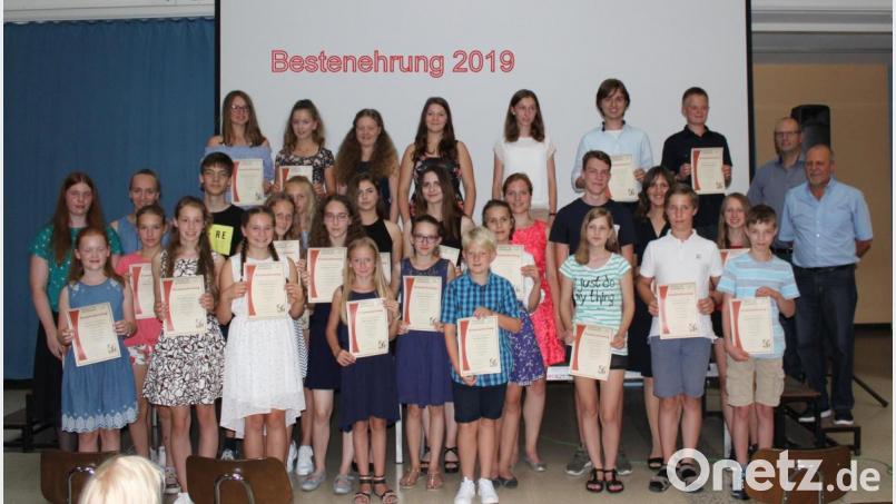 Das Gymnasium Eschenbach würdigt besondere Leistungen und ehrt die Besten der Jahrgangsstufen. Bild: exb/Gymnasium Eschenbach