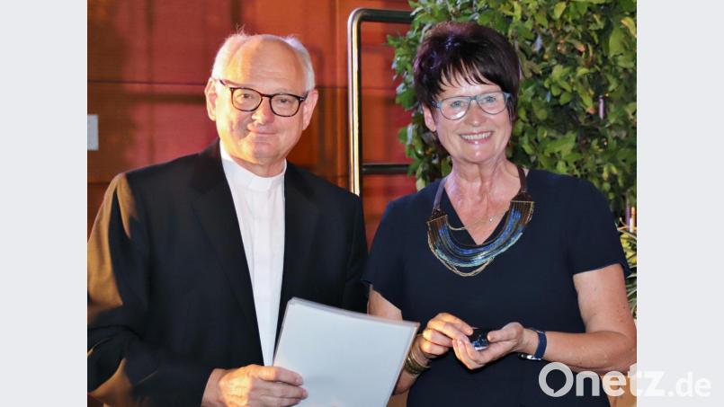 Als Stiftungsdirektor überreichte Domdekan Johannes Neumüller die Verabschiedungsurkunde und eine Auszeichnung an die scheidende Realschuldirektorin Marlies Hoffmann. Bild: Thomas Dobler