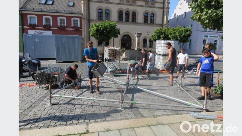 Die größte Hitze ist vorbei, als am Freitagabend Mitglieder des SVSW Kemnath und TSV Kastl auf dem Stadtplatz mit dem Aufbau der Bühne beginnen. Bild: jzk