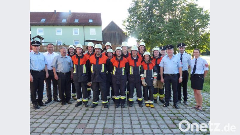 Die erfolgreiche Feuerwehrgruppe nach bestandener Prüfung mit den Schiedsrichtern, Bürgermeister und der Feuerwehrverantwortlichen der Wittschau/Preppacher Wehr Bild: sl