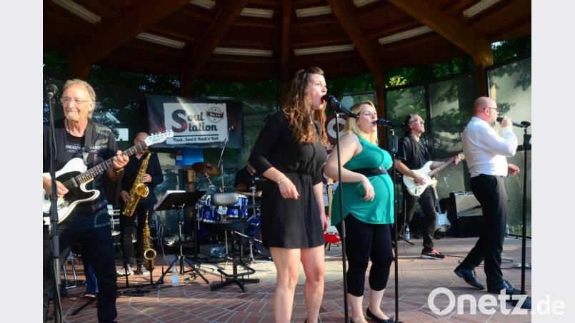 Soul Station No. 10 begeistert auf der Serenadenbühne im Max-Reger-Park. Bild: Kunz