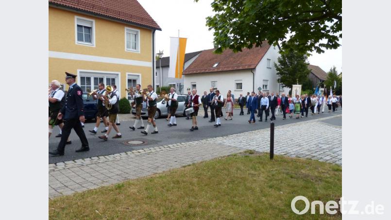 Der Kirchenzug ist am Dorfplatz angekommen Bild: hme