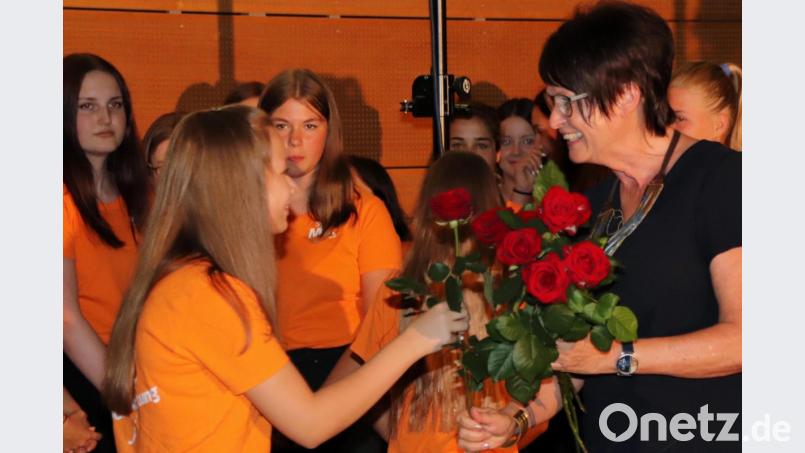 Mit zahlreichen Rosen dankten Realschülerinen &quot;ihrer&quot; Frau Hoffmann und wünschten alles Gute. Bild: Thomas Dobler