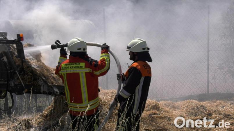 Rasch können die Kastler Einsatzkräfte die brennende Strohballenpresse löschen. Dank mehrerer Landwirte haben sie auch den Brand auf einem Stoppelfeld schnell im Griff. Bild: rw