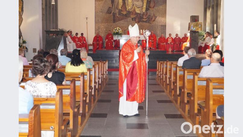 Der Bischof predigt vom Mittelgang der Pfarrkirche aus direkt den Gläubigen zugewandt über den heiligen Christophorus Bild: du