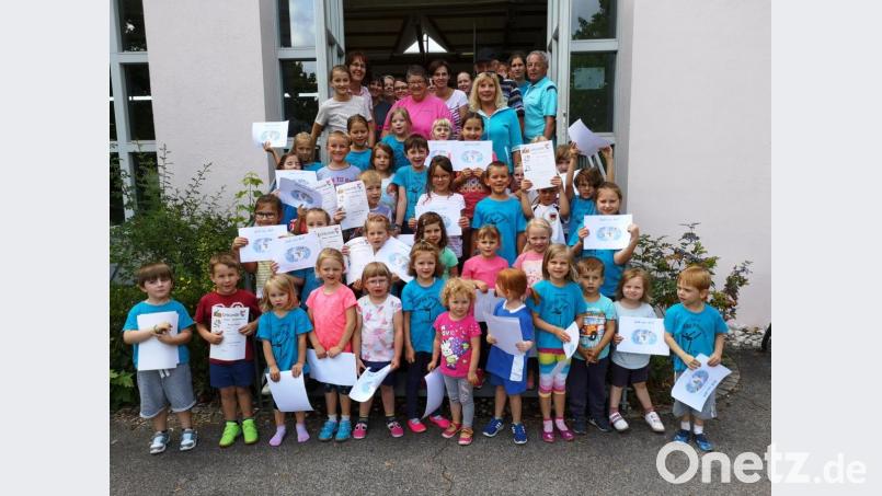Knapp 50 Kindergarten- und Grundschulkinder gingen mit einigen &quot;Barock-Teenagern&quot; bis 65 Jahre auf eine spielerische Weltreise. Bild: hir