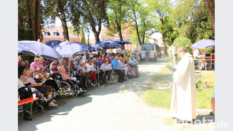 Beim Sommerfest der Senioren feiern die Teilnehmer mit Stadtpfarrer Pater Hans Ring eine Andacht vor der Ölberggrotte. Bild: tu