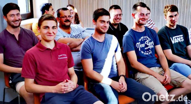 Feuerwehrmänner aus Frotzersricht (vorne) und Sonnenried (dahinter) lauschten den Ausführungen des Marktrates, als es um ihre Wünsche nach neuen Löschfahrzeugen ging. Bild: Thomas Dobler