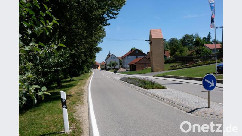 Den Anliegern der Kreisstraßen-Ortsdurchfahrten in Tremmersdorf (unser Bild) und Münchsreuth, die im Zuge der Ausbaumaßnahmen für die Anlage von Gehwegen und die Erweiterung der Straßenbeleuchtung "in unzumutbarer Weise" zu Straßenaubaubeiträgen herangezogen wurden, winkt unter Umständen eine Teilerstattung Bild: do