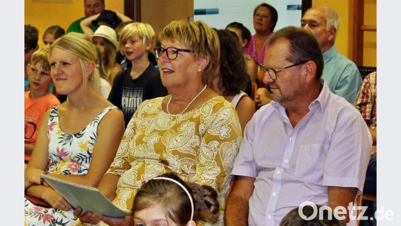 Lydia Pleyer, rechts daneben Ehemann Hans-Peter und links Tochter Ann-Kathrin verfolgten mit Freude die lustigen Beiträge der Schüler und ihrer Lehrer bei der Feier zur Verabschiedung in den Ruhestand. Bild: ds