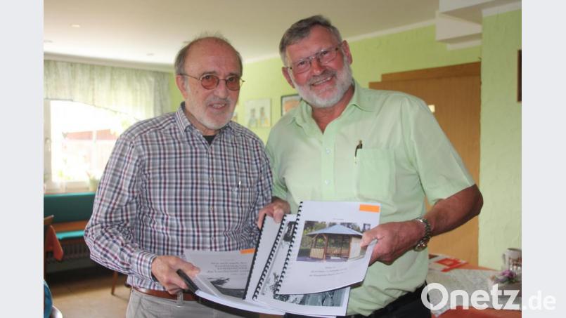 Der Sprecher der Gemeinschaft, Karl Schneider (links) übergab an Bürgermeister Josef Schmidkonz fünf Broschüren über Lohhäuser. Bild: kro